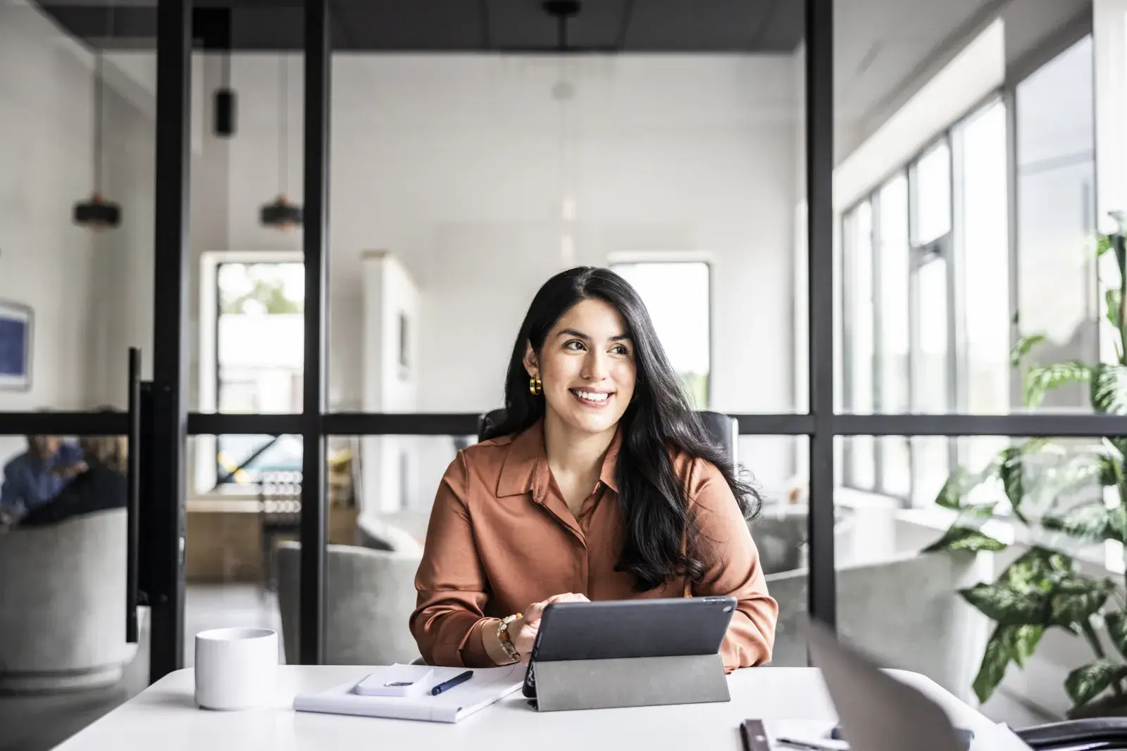 mujer en la oficiana sonriente