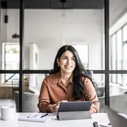 mujer en la oficiana sonriente