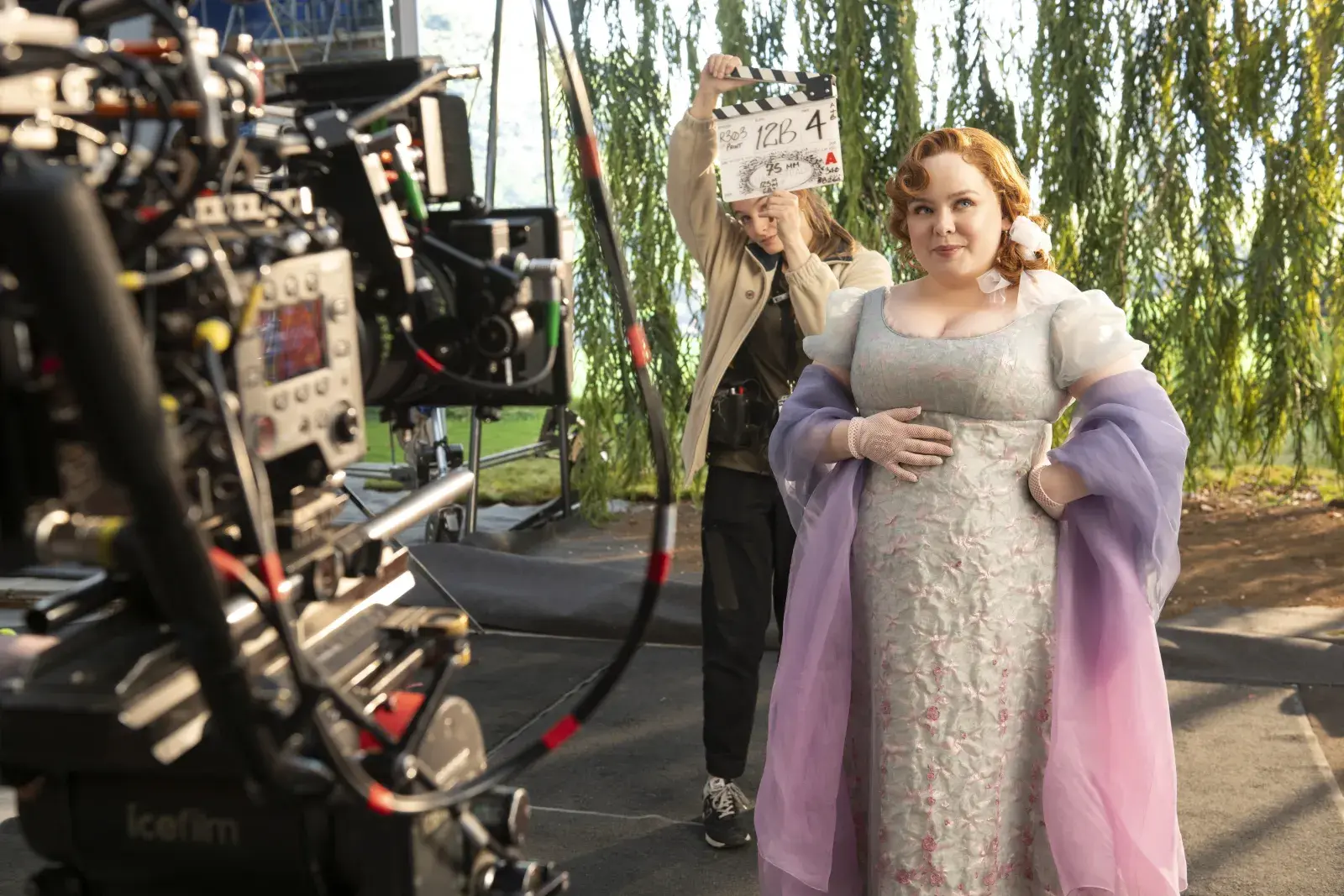 Foto del detrás de escena de Bridgerton.