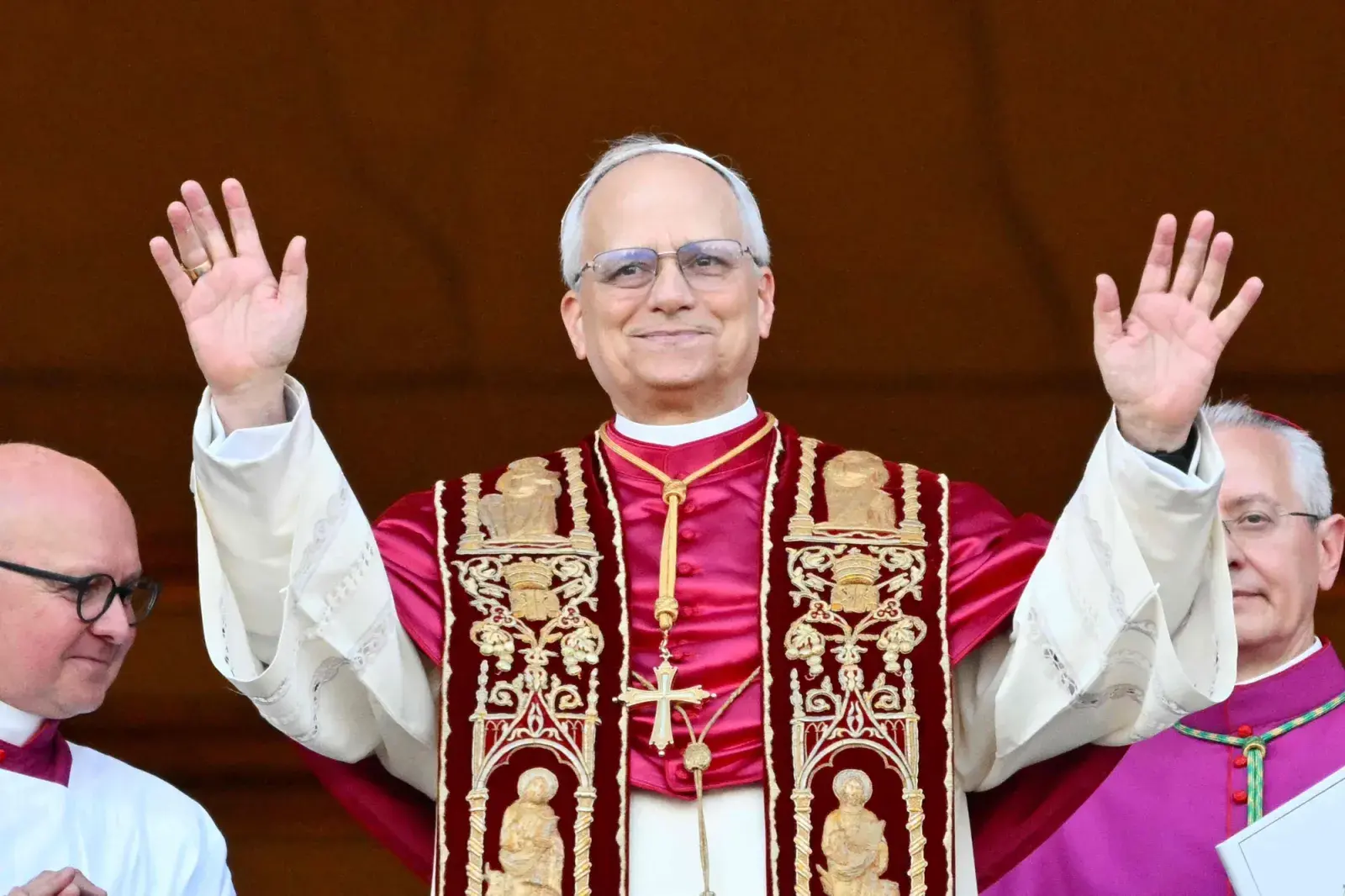 Papa  Leon XIV en su primera aparición pública en el Vaticano