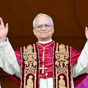 Papa Leon XIV en su primera aparición pública en el Vaticano