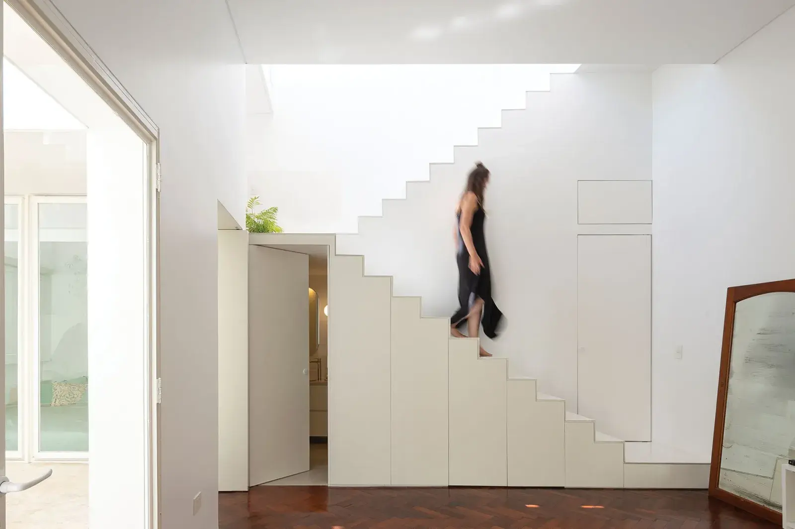 Los arquitectos Matías Michatek y Torunn Vaksvik Skarstad tenían pocos metros y muchas expectativas para la reforma de su PH en Parque Chacabuco. Cuando hay poco espacio toca afilar el ingenio y así fue como idearon un toilette completamente escondido bajo la escalera.