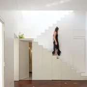 Los arquitectos Matías Michatek y Torunn Vaksvik Skarstad tenían pocos metros y muchas expectativas para la reforma de su PH en Parque Chacabuco. Cuando hay poco espacio toca afilar el ingenio y así fue como idearon un toilette completamente escondido bajo la escalera.