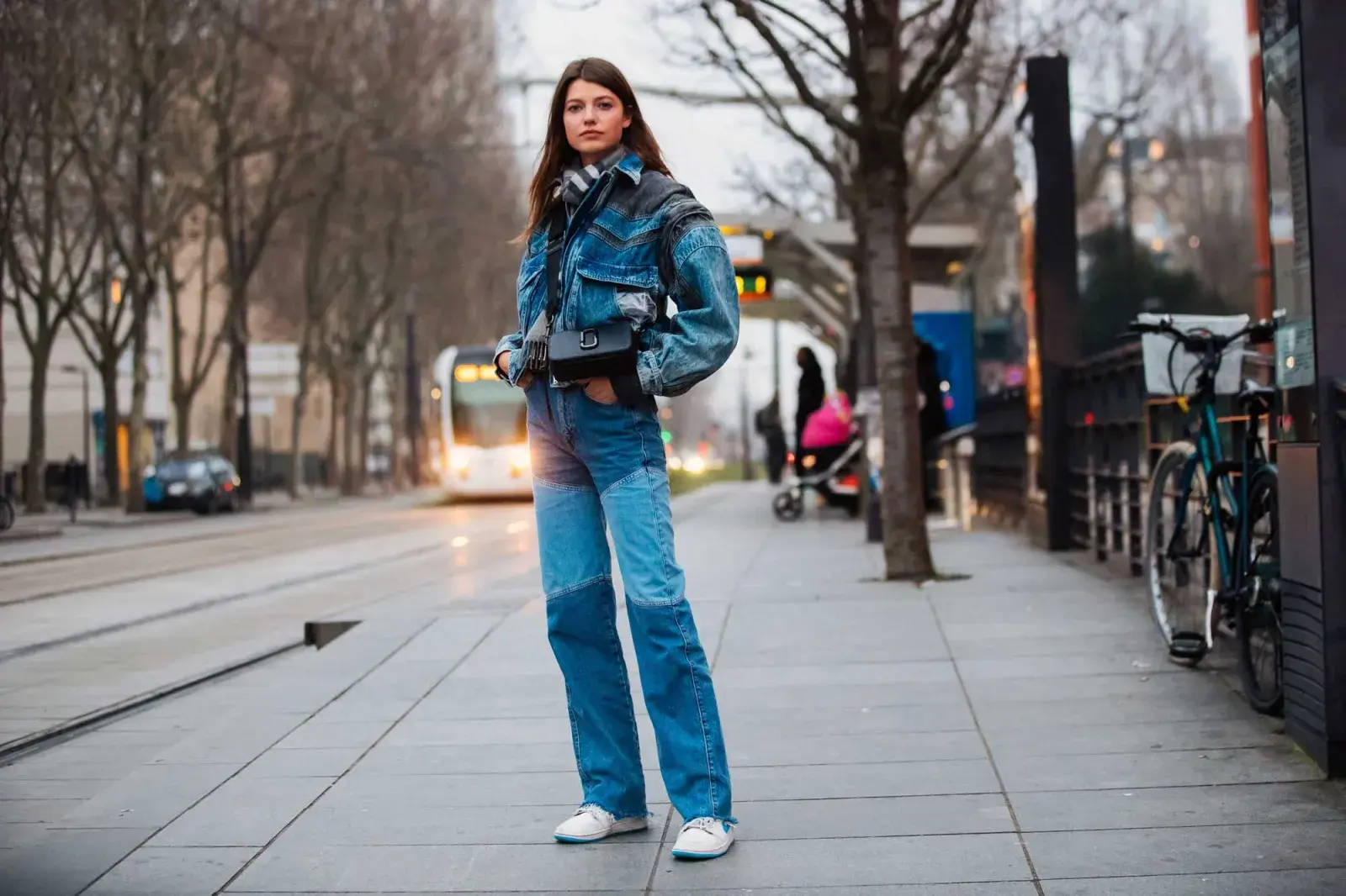 La tendencia total denim se vuelve protagonista en los looks de calle