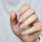 Las uñas cortas son la última tendencia del 2025 en materia beauty