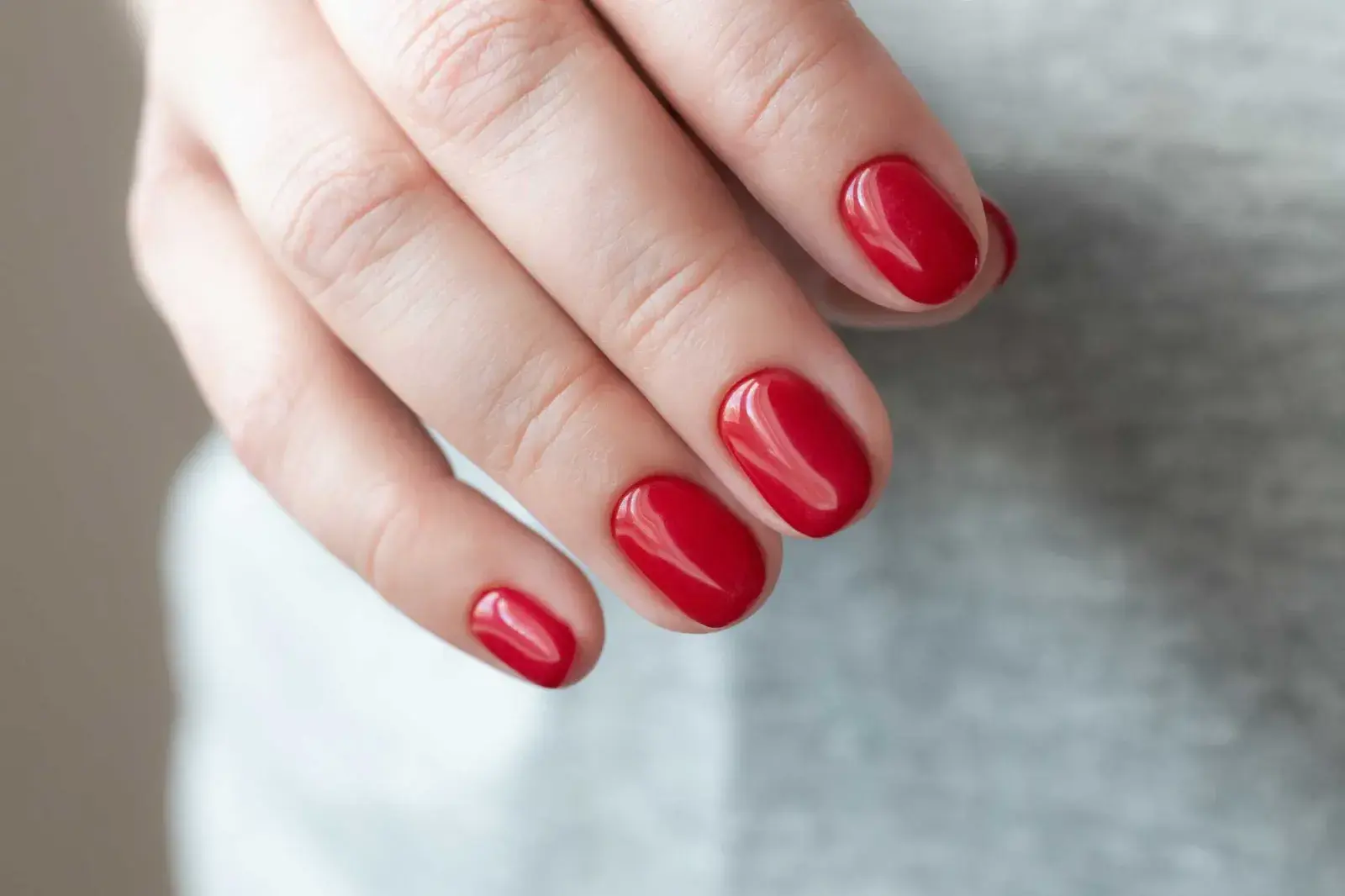 El esmalte rojo queda en el pasado y le da paso a otro color que se vuelve la estrella del 2025