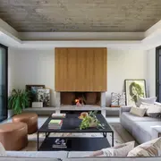 En este hogar se buscó una boca singular, que no fuera la típica cuadrada, para acentuar el protagonismo que merece la chimenea.