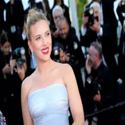Scarlett Johansson se inspira en Grace Kelly para deslumbrar en el Festival de Cannes 2025