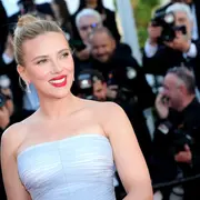Scarlett Johansson se inspira en Grace Kelly para deslumbrar en el Festival de Cannes 2025
