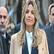 María Belén Ludueña apostó por un estilismo elegante y formal en color azul y camel