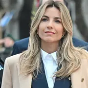 María Belén Ludueña apostó por un estilismo elegante y formal en color azul y camel