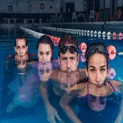 4 actores sumergidos en una pileta de natación.