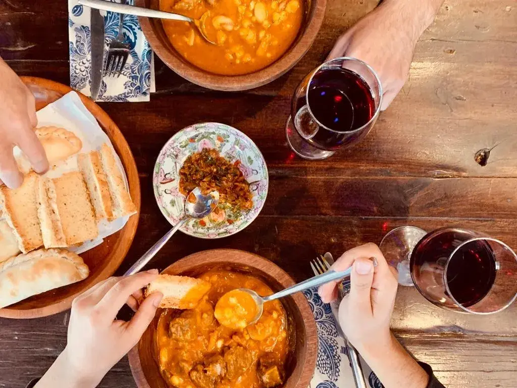 Locro, pastelitos y empanadas: estos son los menúes patrios para celebrar el 25 de Mayo