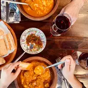 Locro, pastelitos y empanadas: estos son los menúes patrios para celebrar el 25 de Mayo