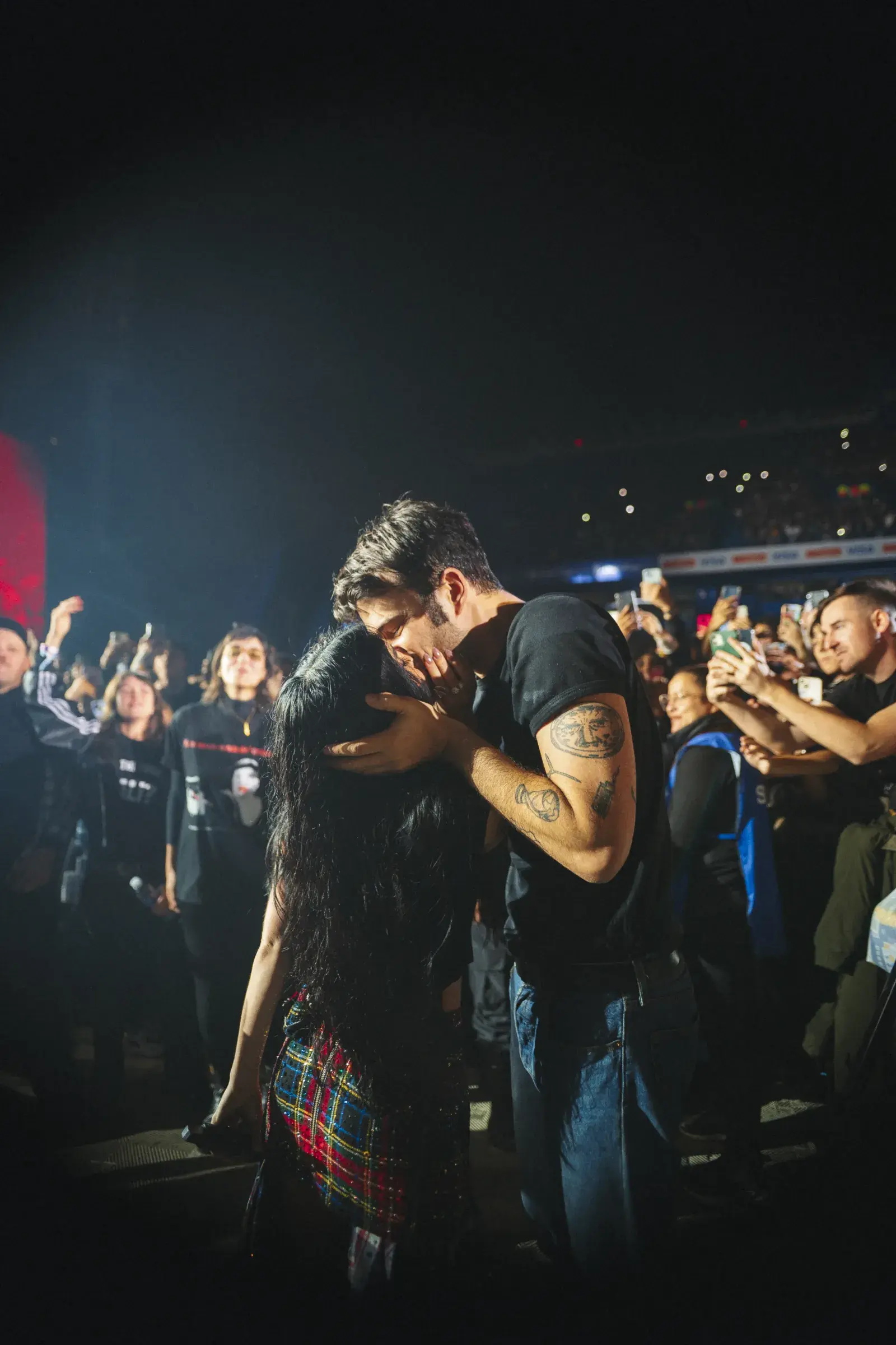 Lali y Pedro Rosemblat dandose un beso en el show de Velez
