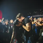 Lali y Pedro Rosemblat dandose un beso en el show de Velez