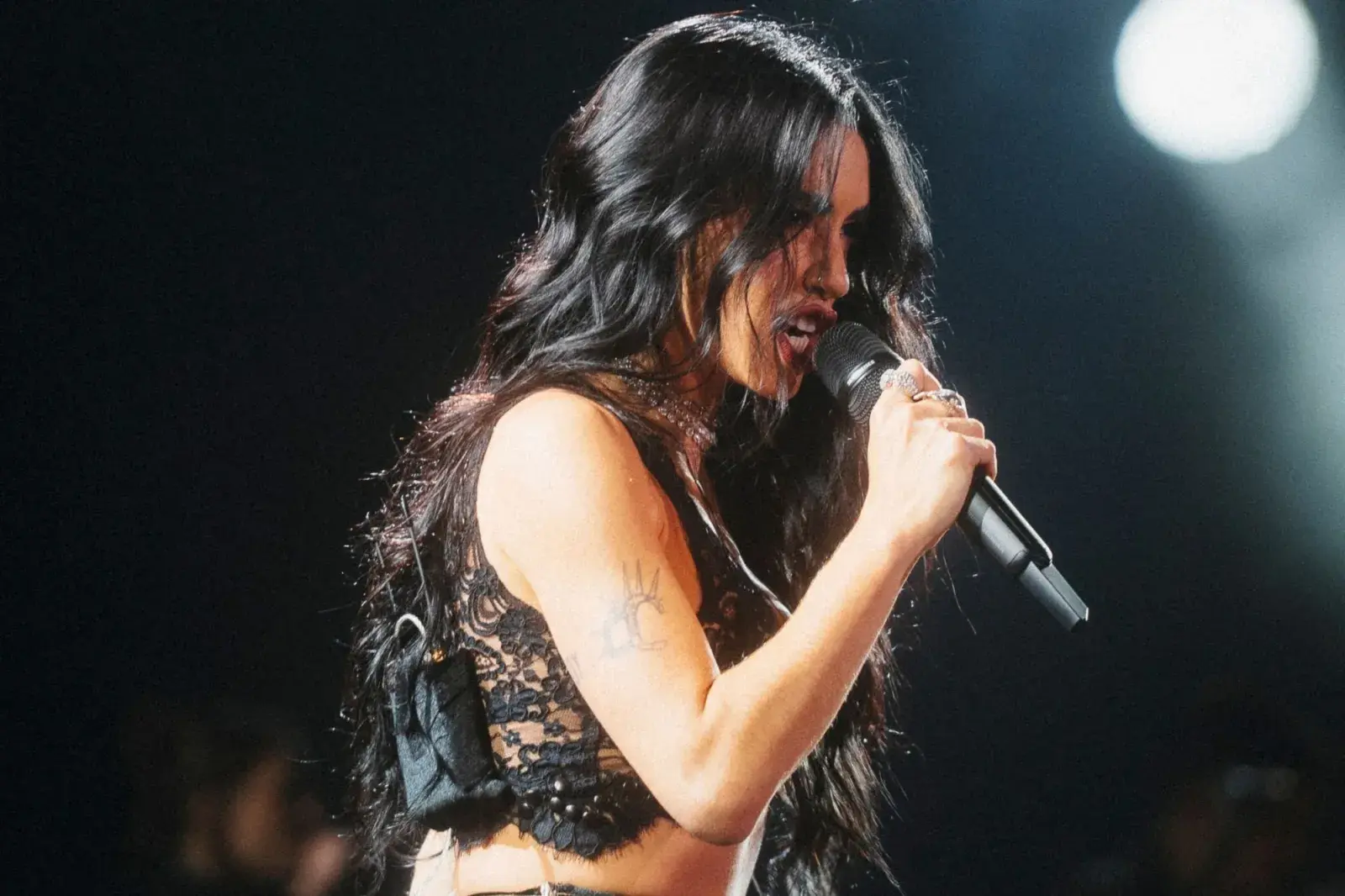 Lali abrió su show cantando "Lokura".