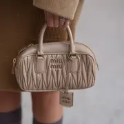 Si bien las minibags son furor, hay un nuevo ítem que vuelve con todo.