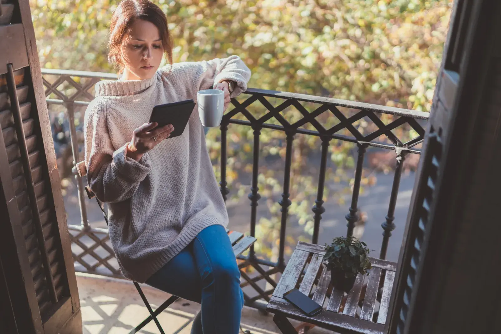 mujer lee libro digital