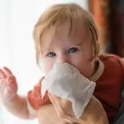 Mocos y tos en bebés: por qué no siempre son enemigos y cómo aliviarlos en casa