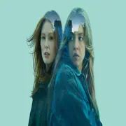 Julianne Moore y Sydney Sweeney en una de las películas que estrenan en junio en streaming.