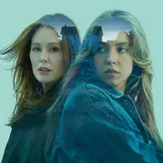 Julianne Moore y Sydney Sweeney en una de las películas que estrenan en junio en streaming.