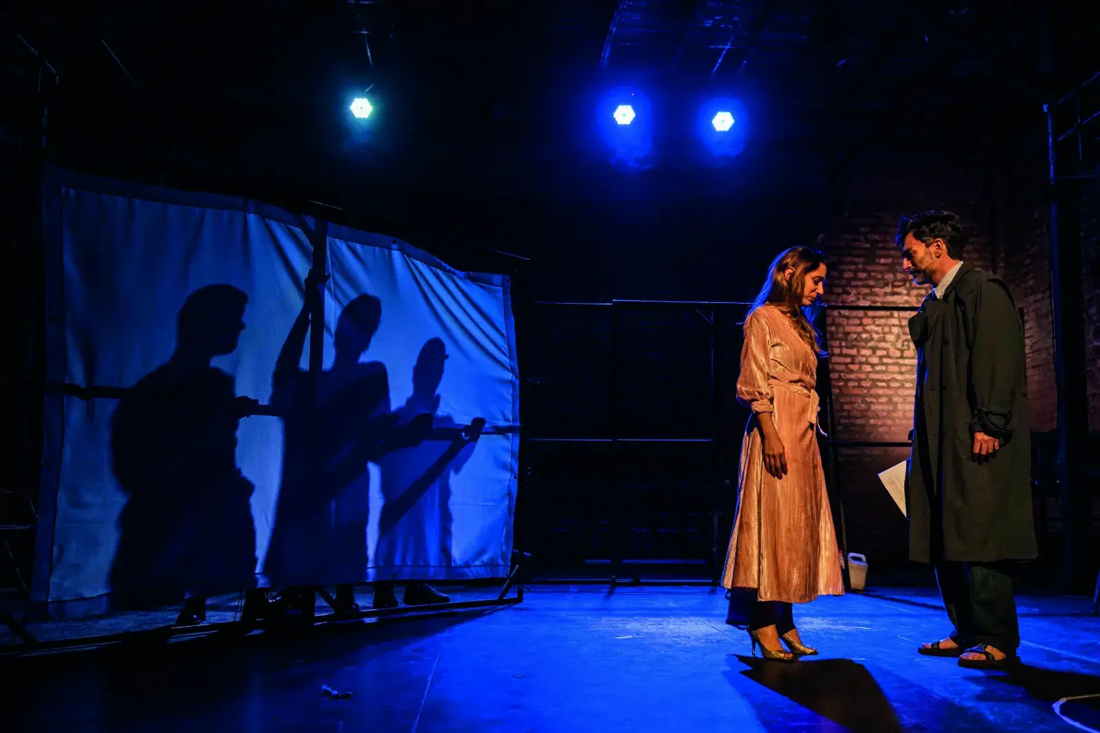 Actores y actrices en el escenario.