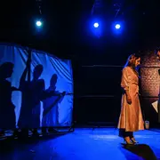 Actores y actrices en el escenario.