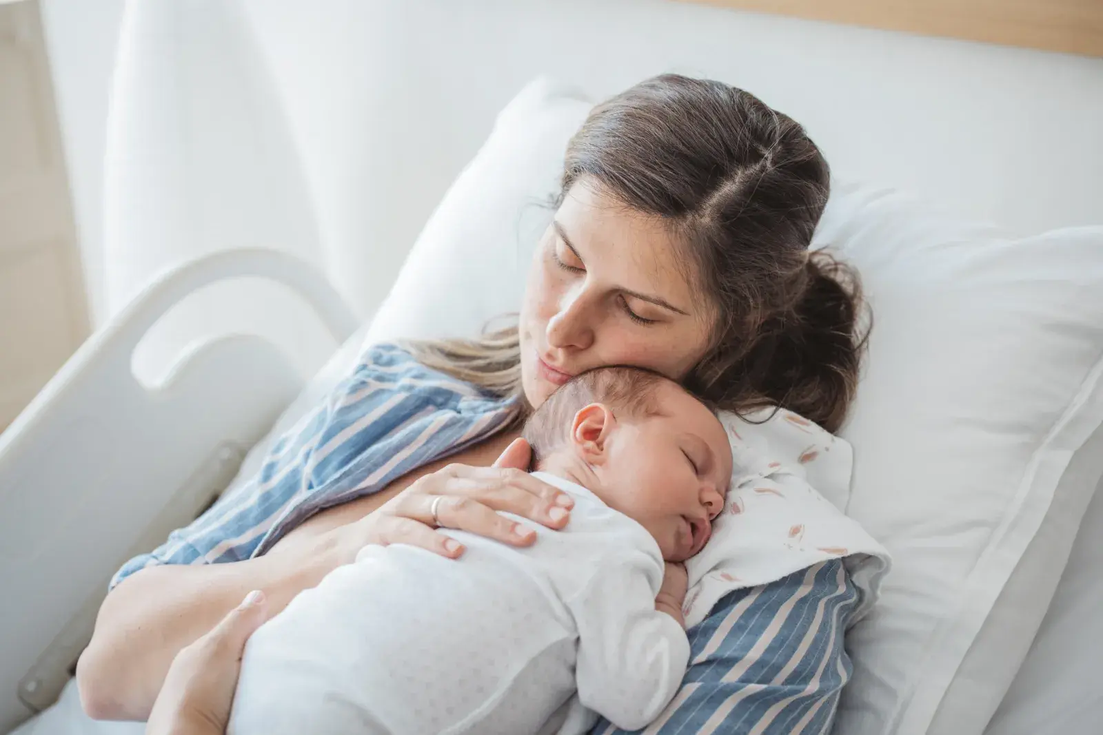 La misión imposible de dejar acostado a tu bebé: ¿por qué ocurre?