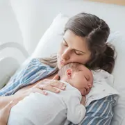 La misión imposible de dejar acostado a tu bebé: ¿por qué ocurre?