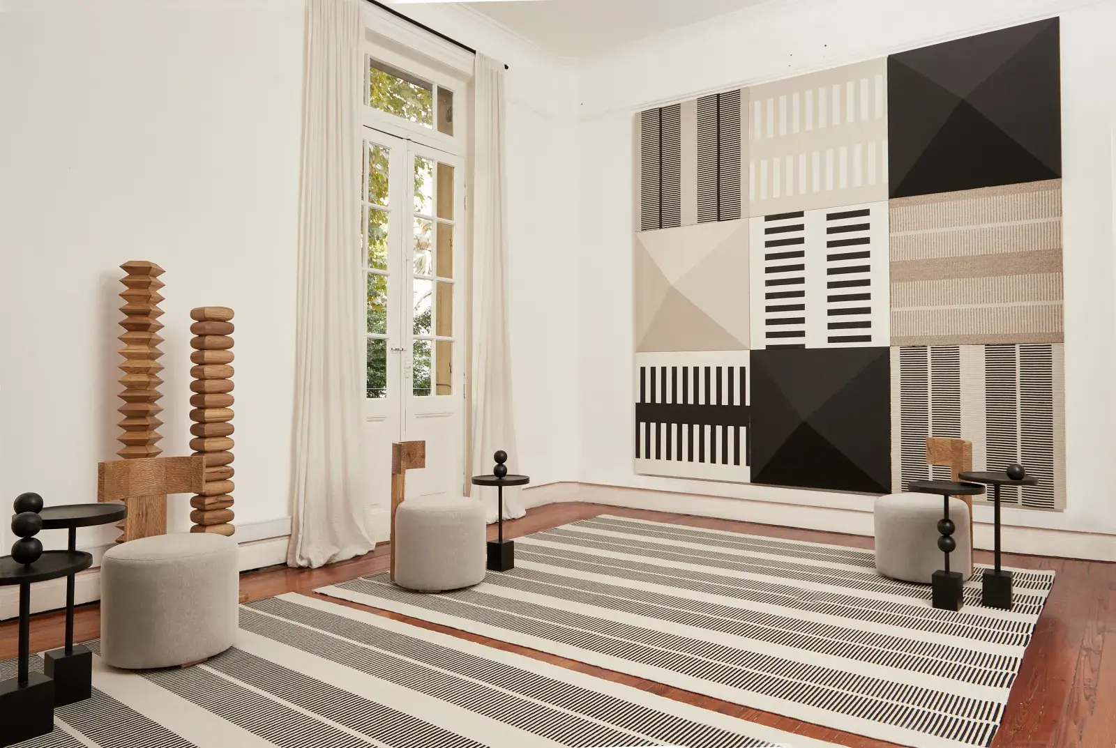 Con cuadros, pero también con alfombras, objetos, lienzos, muebles y luces: el arte es un juego abierto en la decoración y en tendencia Arenales detectamos buenas ideas. En la foto, la colección Joy de Rugit.