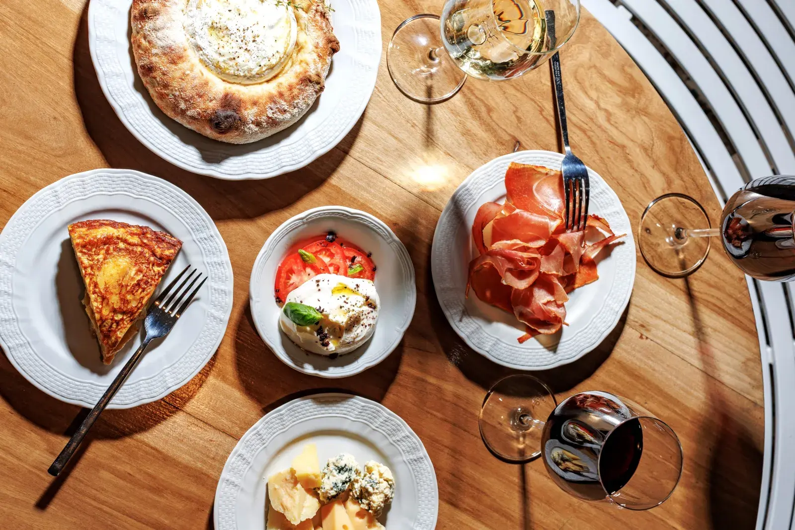 Una mesa servida con varios platos