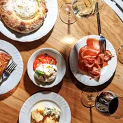 Una mesa servida con varios platos