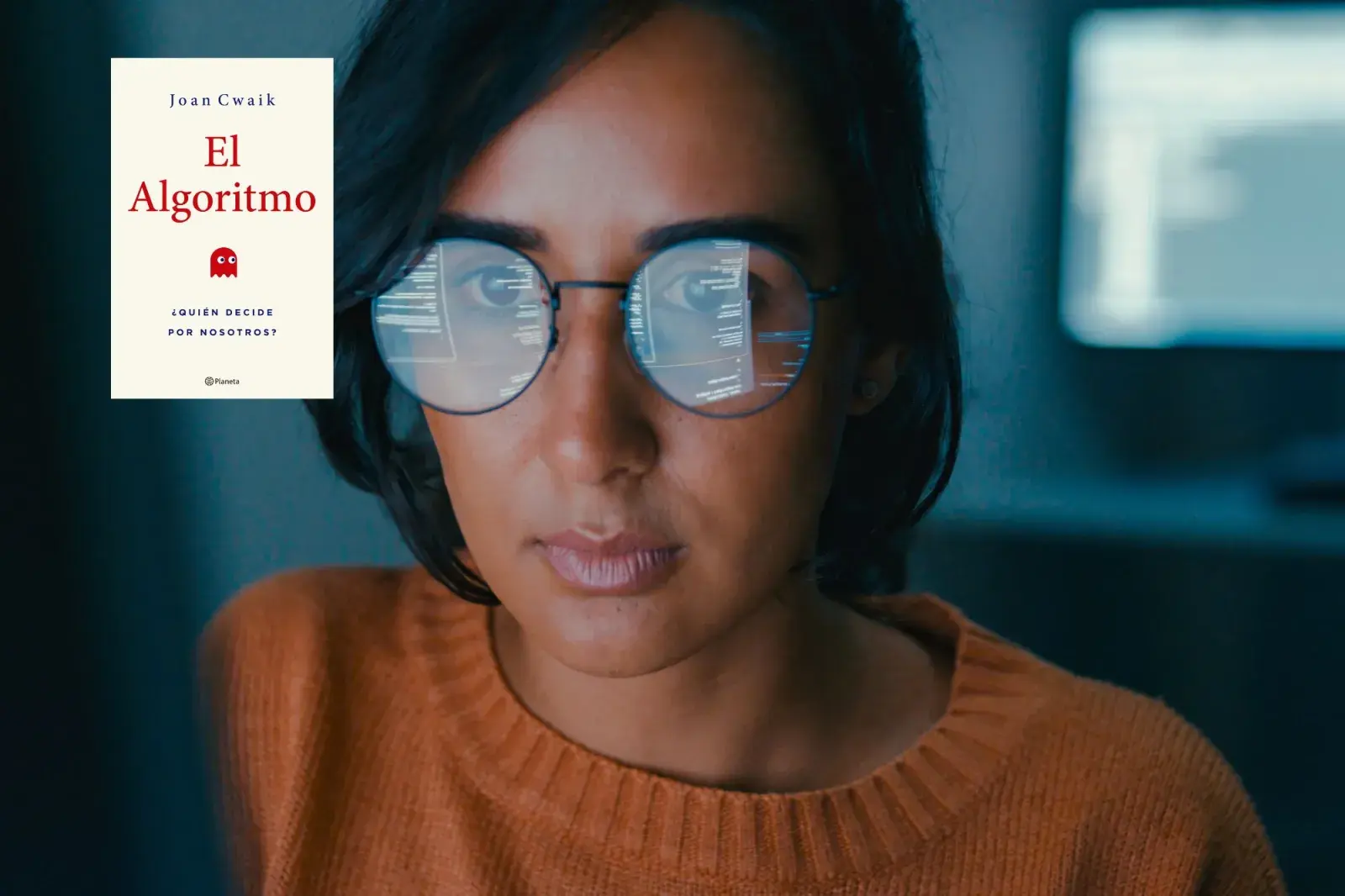 mujer frente a la computadora