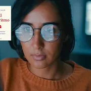 mujer frente a la computadora