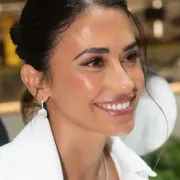 Antonela Roccuzzo deslumbra con el peinado tendencia del invierno 2025.