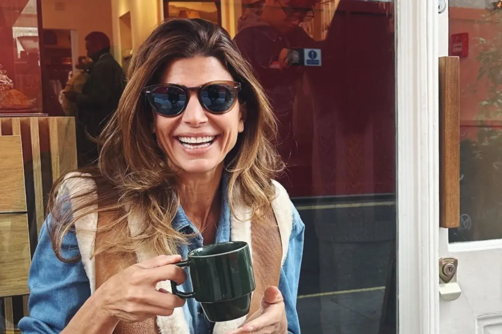Juliana Awada tiene un chaleco tendencia, diseñado por ella misma: ¿cuánto cuesta?