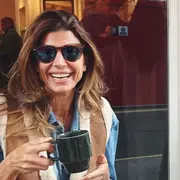 Juliana Awada tiene un chaleco tendencia, diseñado por ella misma: ¿cuánto cuesta?