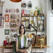 Paula Gómez, en su monoambiente, dicta taller de bordado