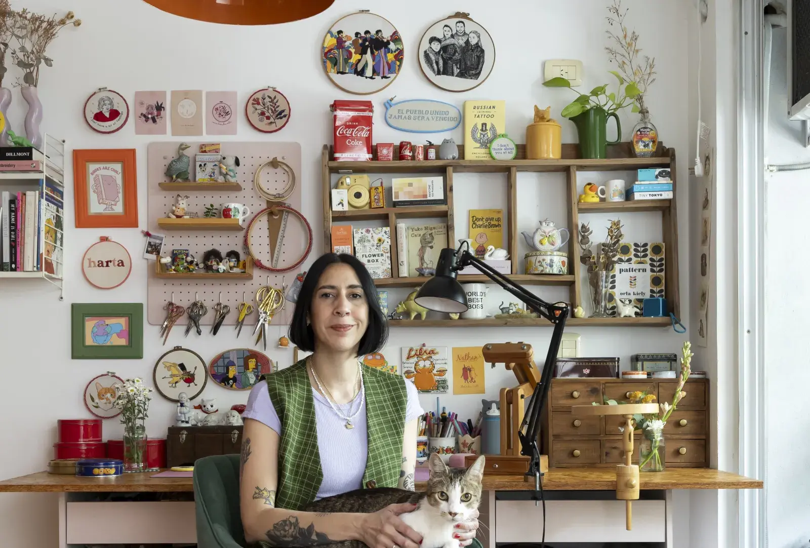 Paula Gómez, en su monoambiente, dicta taller de bordado