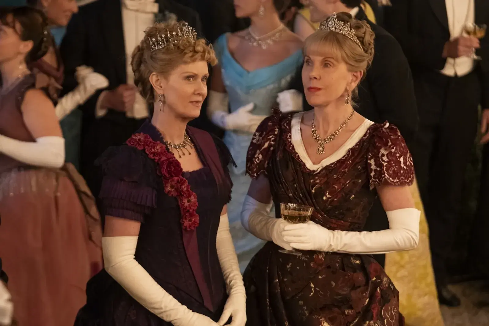 Christine Baranski y Cynthia Nixon en la tercera temporada de La edad dorada.