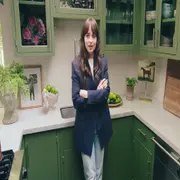 Alerta tendencia: 5 cocinas verdes inspiradas en la de Dakota Johnson