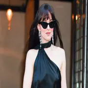 ¿Negro para una boda? Sí, y Dakota Johnson lo confirma con estilo y elegancia.
