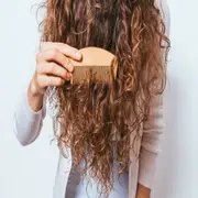 Peinados para día de lluvia: 3 ideas para controlar el frizz