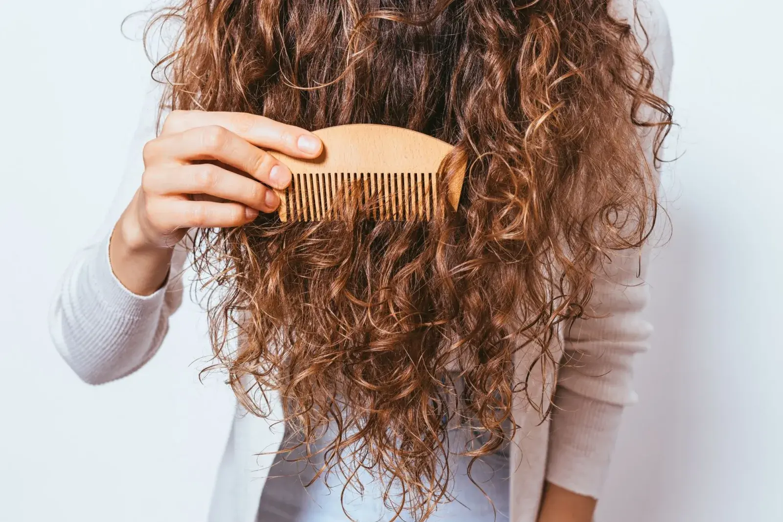 Peinados para día de lluvia: 3 ideas para controlar el frizz