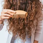 Peinados para día de lluvia: 3 ideas para controlar el frizz