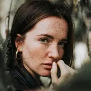 Mujer en la naturaleza preocupada