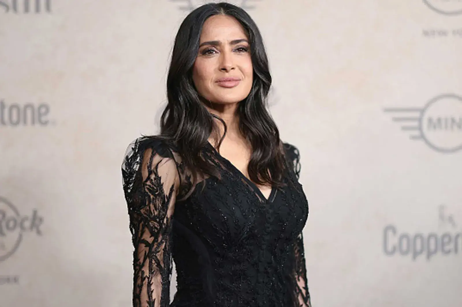 Salma Hayek durante la red carpet de Sport Illustrated