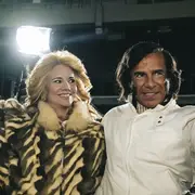 Griselda Siciliani como Zulema Yoma y Leonardo Sbaraglia como Carlos Menem en la serie de Prime Video.
