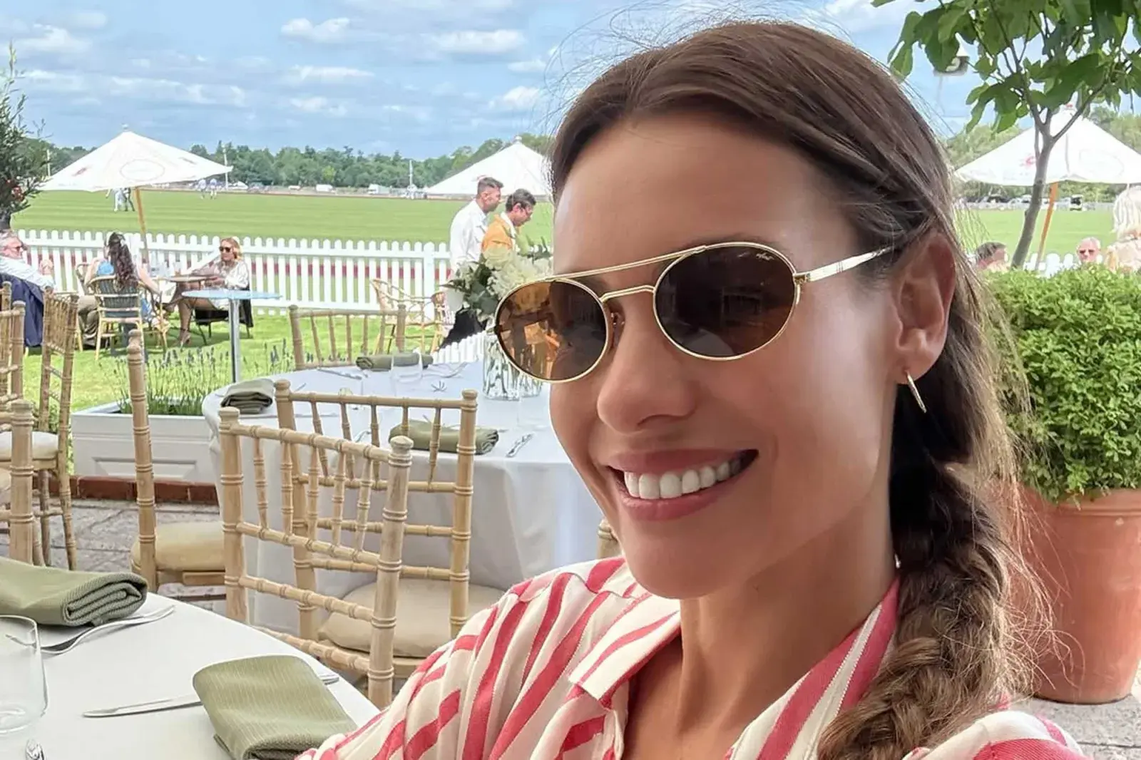 Pampita Ardohain apostó por unn estilismo a rayas